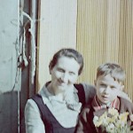 Kindheitsbild von Elmar Gruber, mit Mutter Antonie