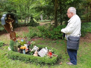 Dr. Gerhard Gruber, Apostolischer Protonotar, Domdekan i.R., am Grab seines Bruders Elmar - 24.05.2020